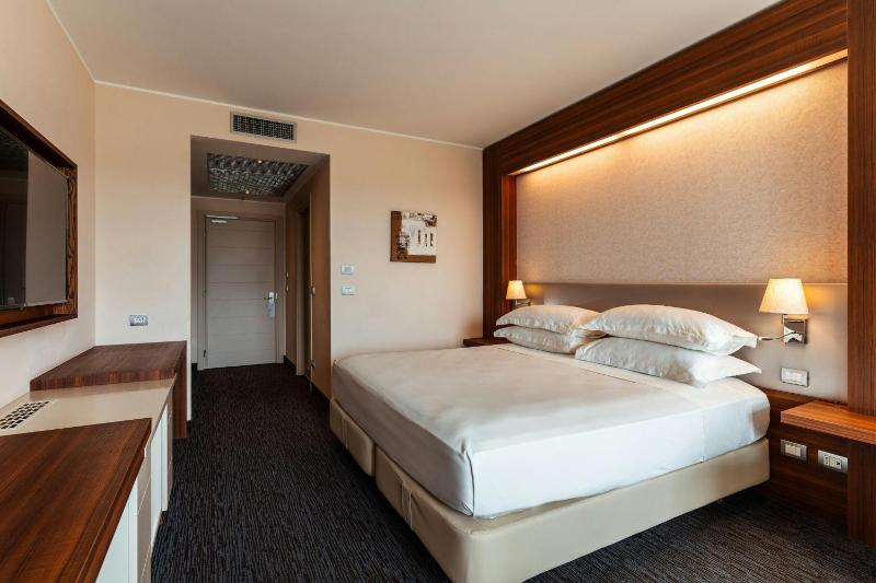 Superior King Room with Balcony image 4