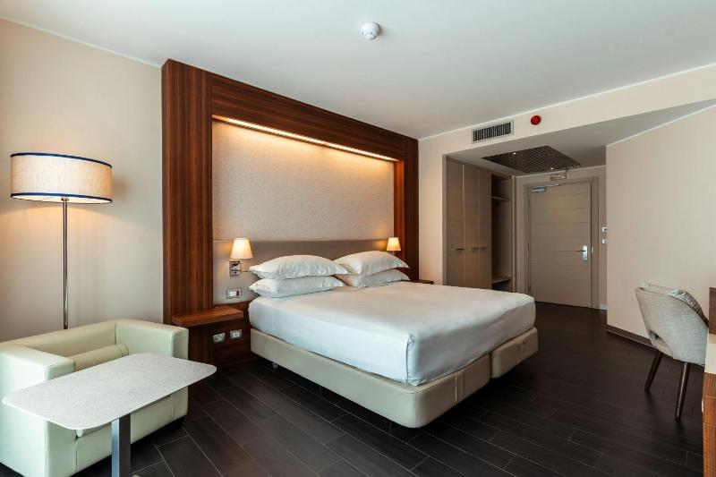 Deluxe King Room image 4