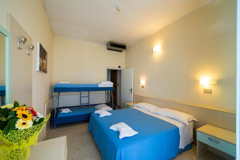 Quadruple Room image 4