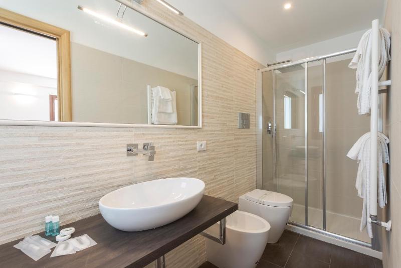 Deluxe Double or Twin Room with Garden View image 2