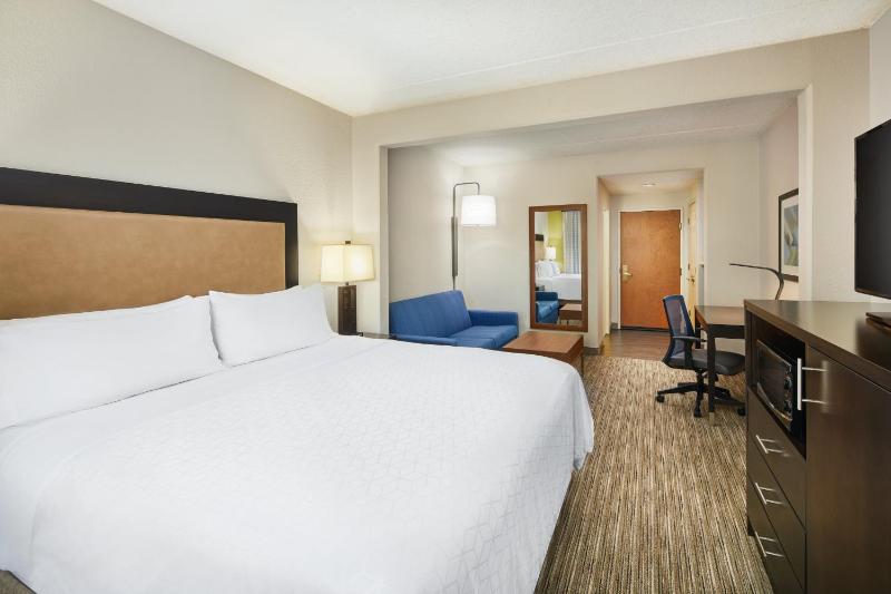 Standard King Room image 2