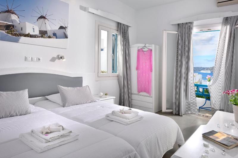 Double or Twin Room with Sea View image 3