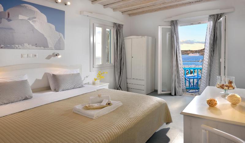 Double or Twin Room with Sea View image 4