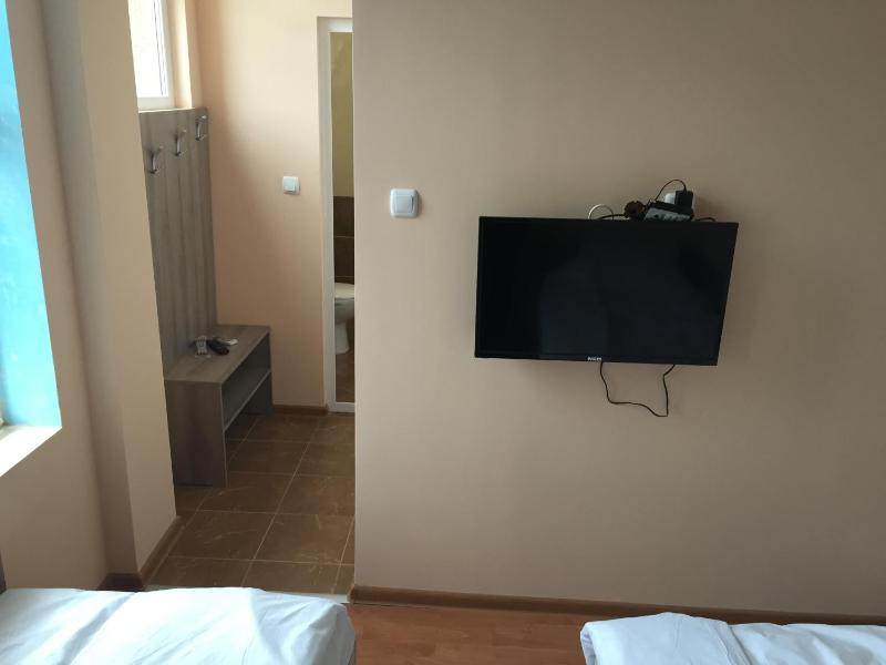 Twin Room with Bathroom image 2