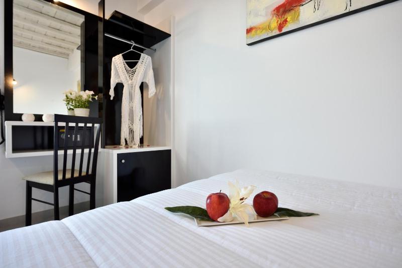 Small Double Room image 2