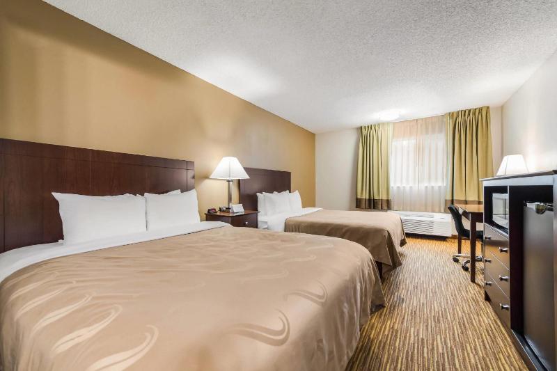Queen Room with Two Queen Beds - Non-Smoking image 4