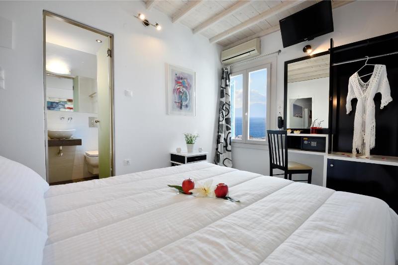 Small Double Room image 3