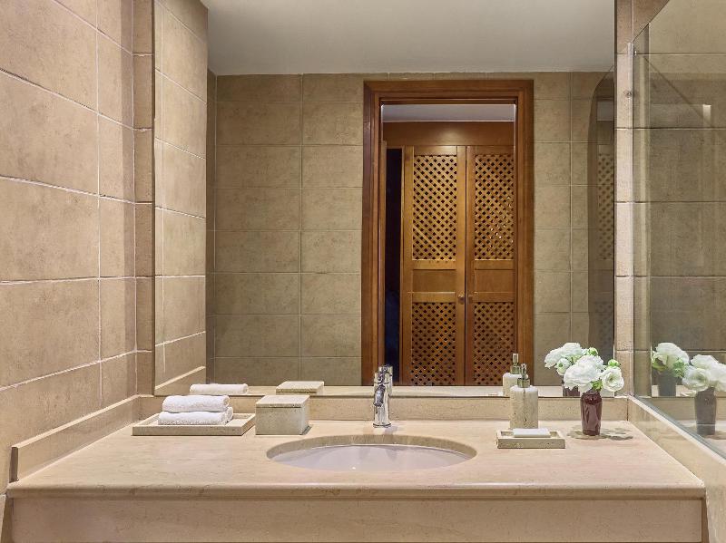 Egnatia Deluxe Guestroom with Private Balcony image 4