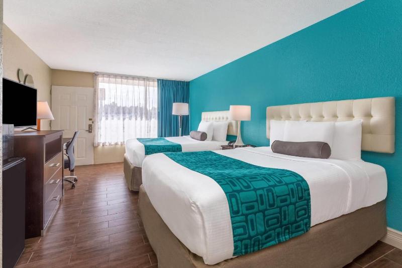 Queen Room with Two Queen Beds and Roll-In Shower - Mobility/Hearing Accessible - Non-Smoking image 2