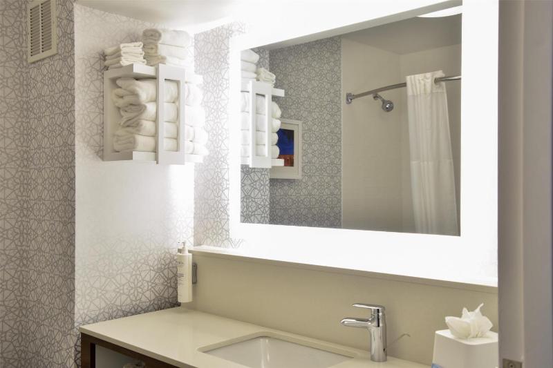 Queen Room with Two Queen Beds and Bath Tub image 2
