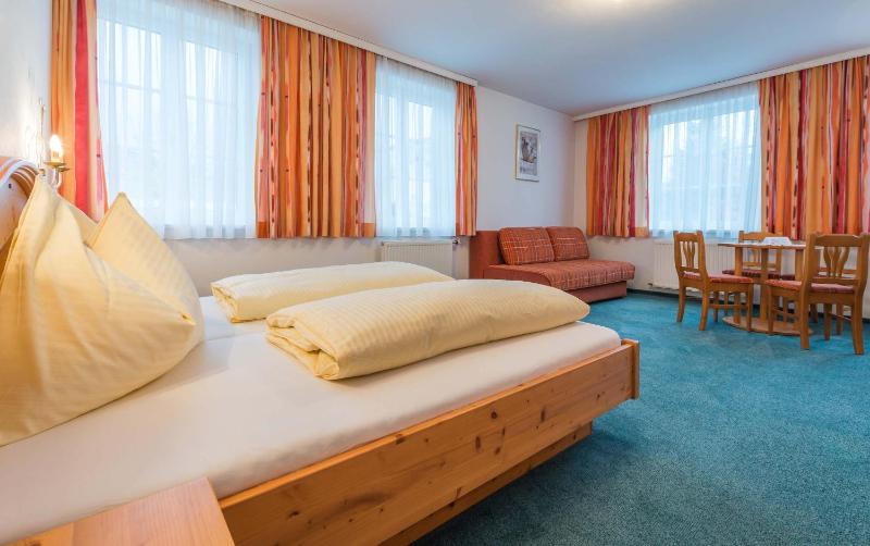 Classic Quadruple Room image 4
