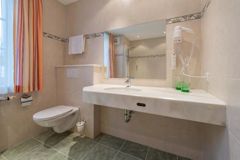 Classic Quadruple Room image 3