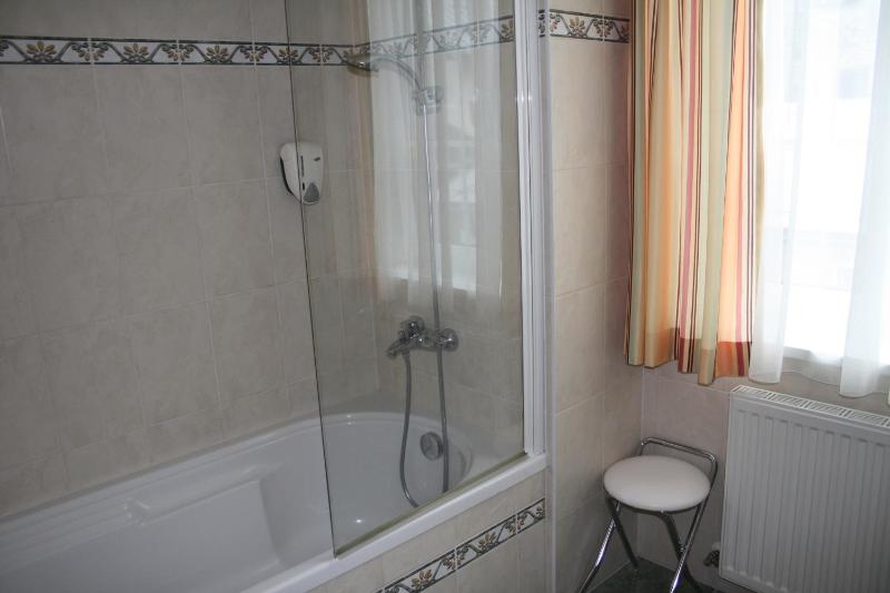 Classic Quadruple Room image 2