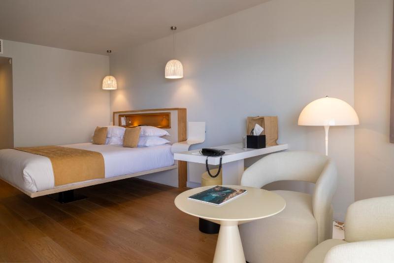 Superior King Room with Pool and Sea View image 3
