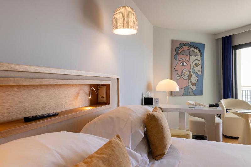 Superior King Room with Pool and Sea View image 2