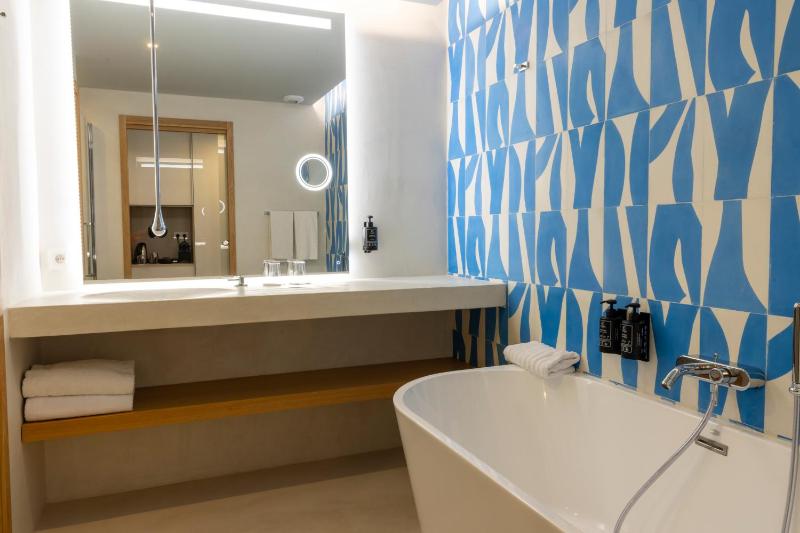Junior Suite Double or Twin Suite with Sea and Pool View image 4