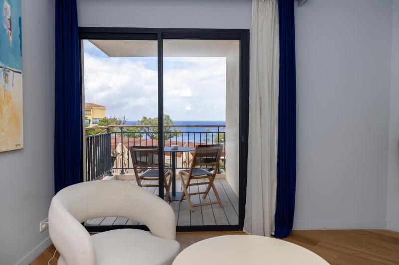 Junior Suite Double or Twin Suite with Sea and Pool View image 3