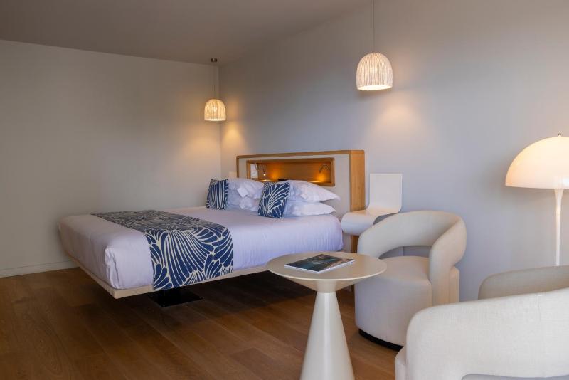 Junior Suite Double or Twin Suite with Sea and Pool View image 2