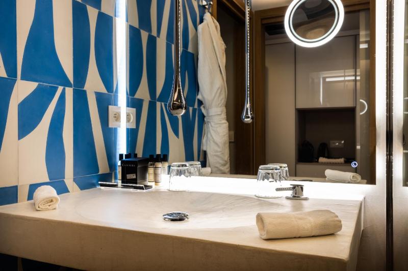 Deluxe Double or Twin Room and Sea View image 3