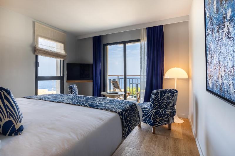 Deluxe Double or Twin Room and Sea View image 4
