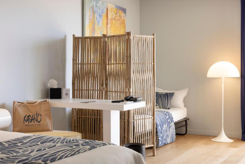 Superior Double or Twin Suite and Sea and Pool View image 4