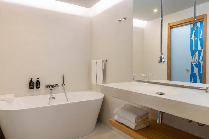 Superior Double or Twin Suite and Sea and Pool View image 3