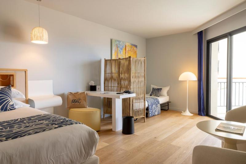 Superior Double or Twin Suite and Sea and Pool View image 2