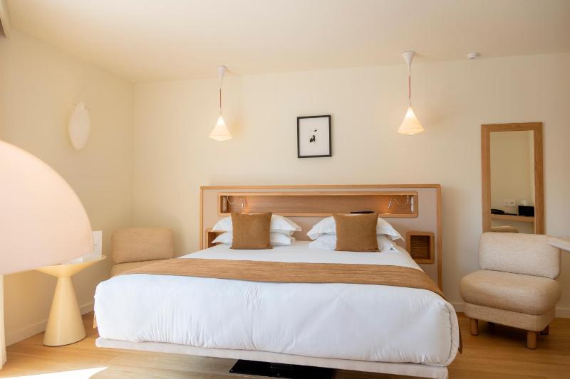 Classic Double or Twin Room with Pool View image 4