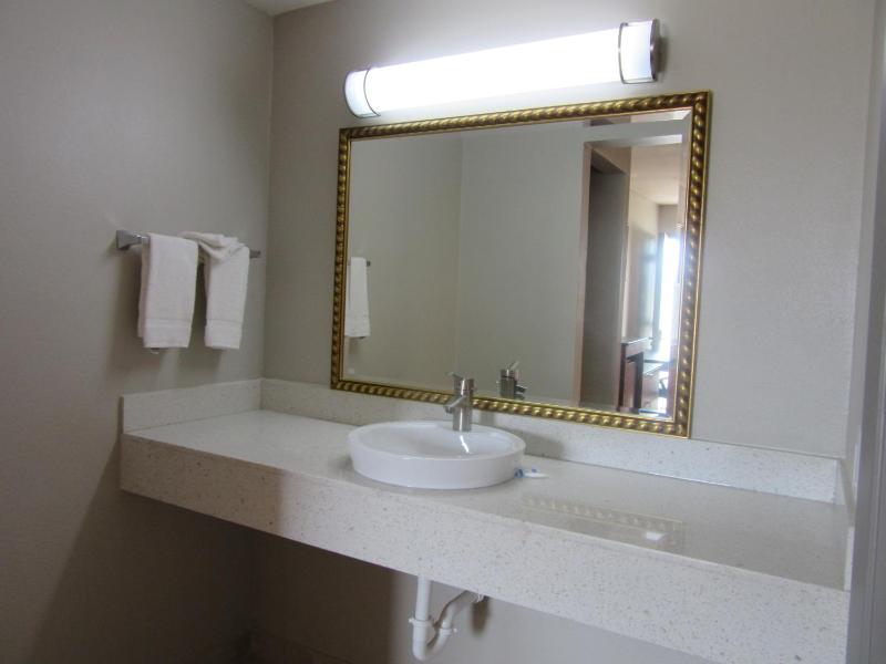 Double Room with Two Double Beds - Non-Smoking/Pet Friendly image 2