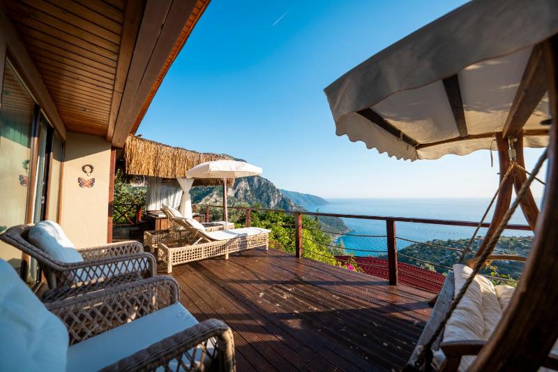 Deluxe Suite with Sea View image 2