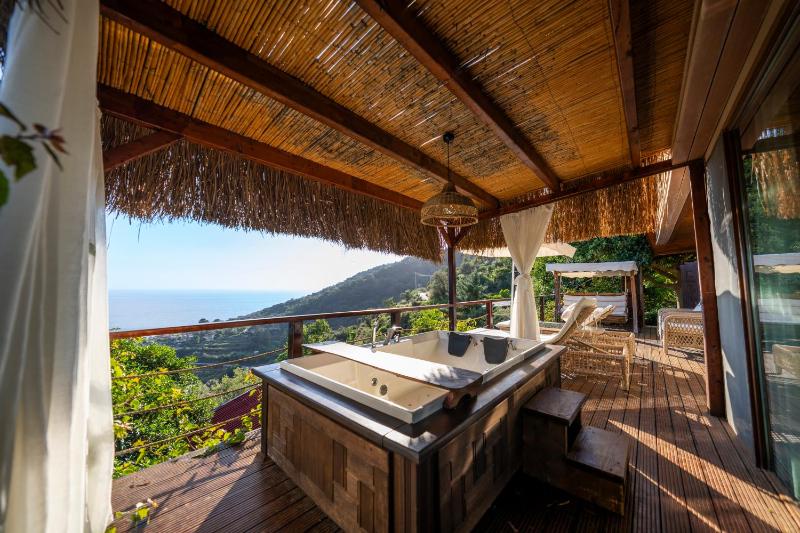 Deluxe Suite with Sea View image 4