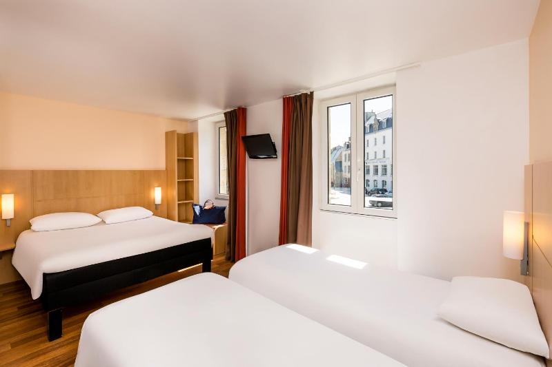 Standard Room with One Double Bed and Two Single Beds image 2