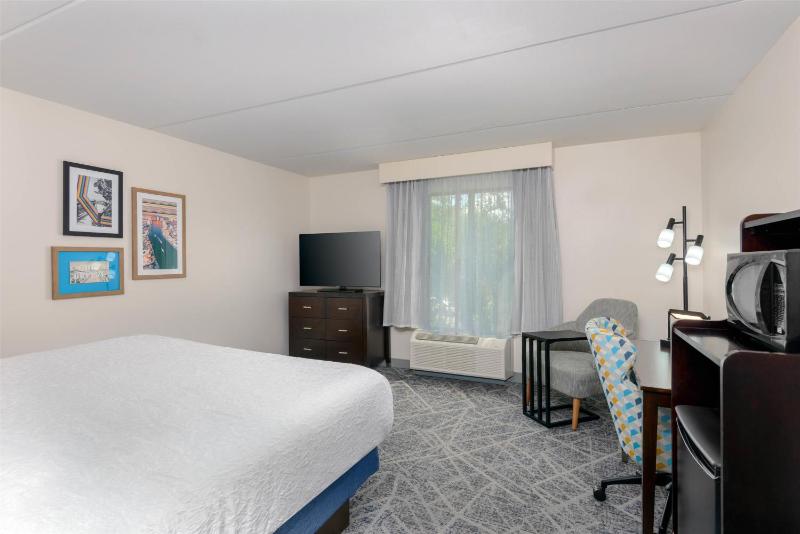 King Room with King Bed - Non-Smoking image 3