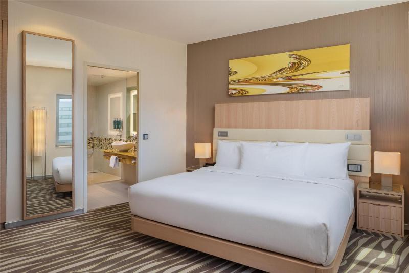King Deluxe Suite image 4