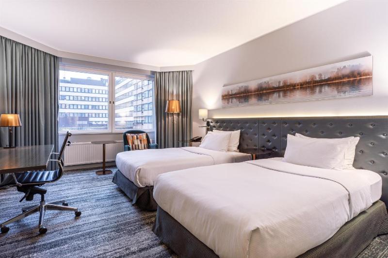 Executive Twin Room image 3