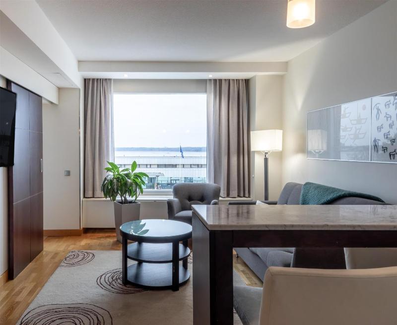 Junior King Suite with Partial Sea View image 1
