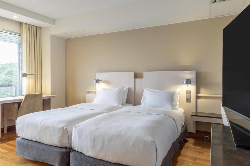 Twin Guest Room with Balcony image 1