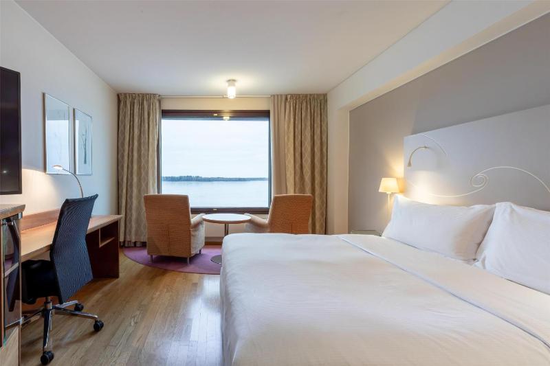 Deluxe King Room with Sea View image 3
