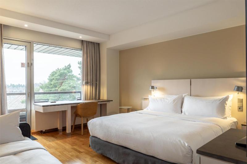 King Guest Room with Balcony image 3