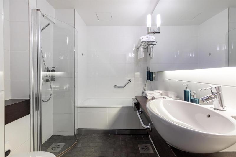 Junior King Suite with Partial Sea View image 4
