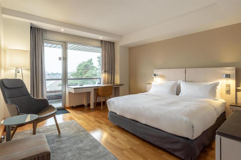 King Guest Room with Balcony image 4