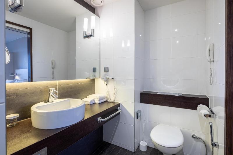 Junior King Suite with Partial Sea View image 3