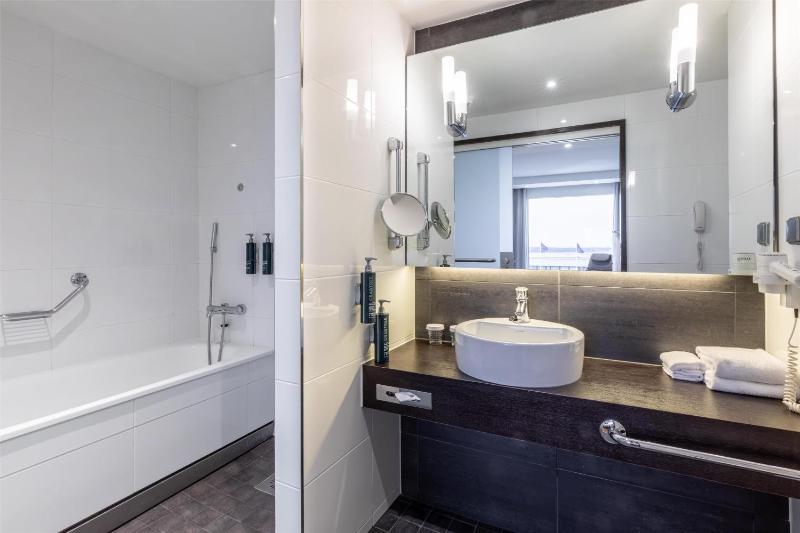 Junior King Suite with Partial Sea View image 2
