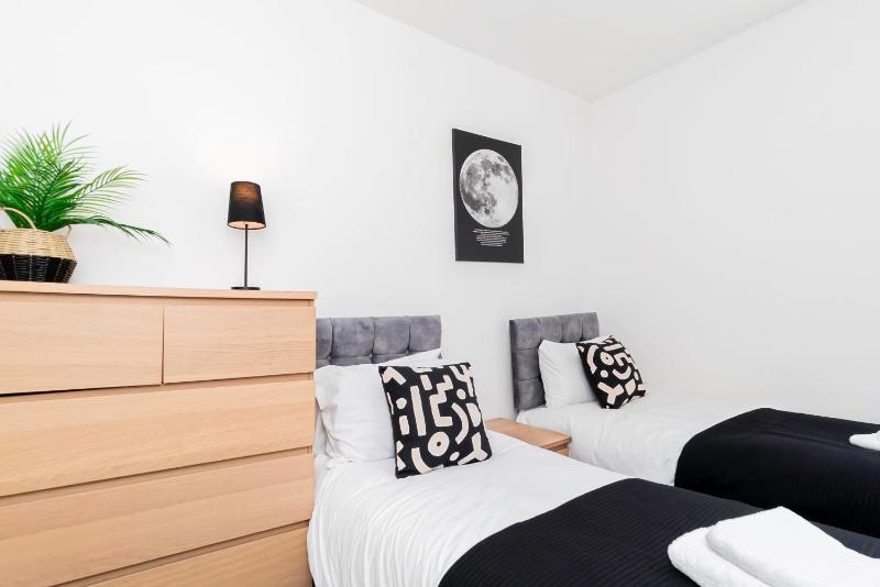 Modern 5-Bed - Sleeps 10-Walk to Centre & Parking! - image 11