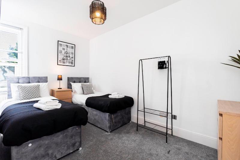 Modern 5-Bed - Sleeps 10-Walk to Centre & Parking! - image 9