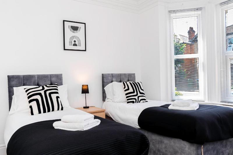 Modern 5-Bed - Sleeps 10-Walk to Centre & Parking! - image 21