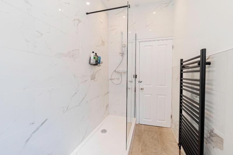 Modern 5-Bed - Sleeps 10-Walk to Centre & Parking! - image 30