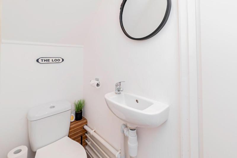 Modern 5-Bed - Sleeps 10-Walk to Centre & Parking! - image 20