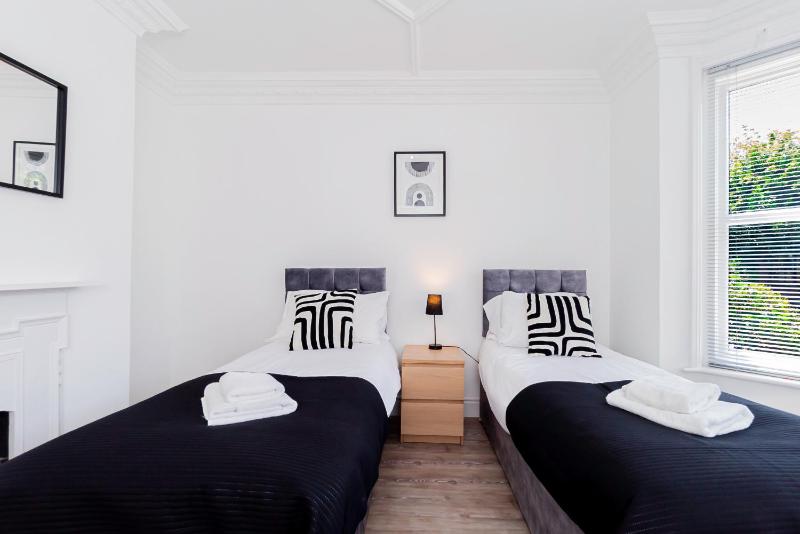 Modern 5-Bed - Sleeps 10-Walk to Centre & Parking! - image 3