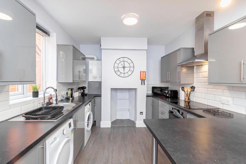 Modern 5-Bed - Sleeps 10-Walk to Centre & Parking! - image 6